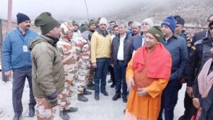 माणा पास बॉर्डर पर जवानों से मिले योगी आदित्यनाथ