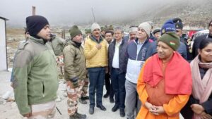 माणा पास बॉर्डर पर जवानों से मिले योगी आदित्यनाथ