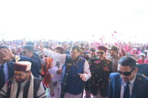 उत्तरकाशी दौरे पर पहुंचे मुख्यमंत्री धामी , लाल धान की कुटाई करते आये नजर