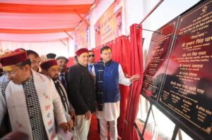 उत्तरकाशी दौरे पर पहुंचे मुख्यमंत्री धामी , लाल धान की कुटाई करते आये नजर