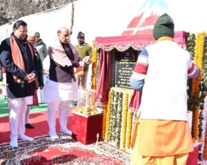 रक्षा मंत्री राजनाथ सिंह पहुंचे जोशीमठ, 35 परियोजनाओं का किया उद्घाटन