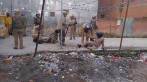 बवाल: अवैध मस्जिद तोड़ने गई पुलिस पर हुआ पथराव , कई पुलिसकर्मी घायल