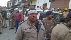 बवाल: अवैध मस्जिद तोड़ने गई पुलिस पर हुआ पथराव , कई पुलिसकर्मी घायल