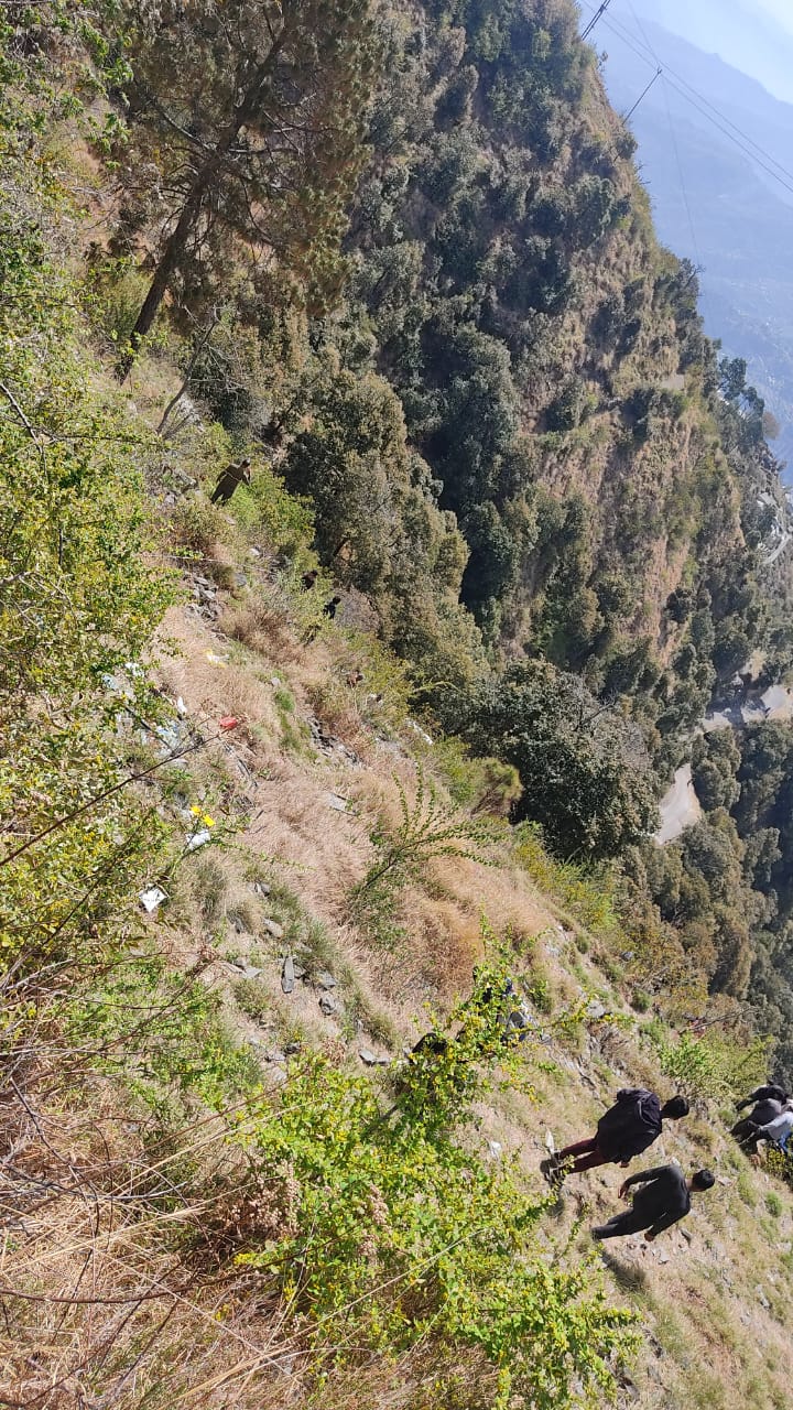टिहरी में अनियंत्रित होकर गहरी खाई में गिरा वाहन, वाहन में सवार थे 10 लोग