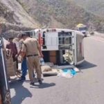 ऋषिकेश-बदरीनाथ हाईवे पर पलटा टेम्पो ट्रैवलर, 10 यात्री थे सवार, बड़ा हादसा टला