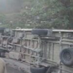 बदरीनाथ हाईवे पर टेंपो ट्रैवलर पलटा, महिला श्रद्धालु की मौत, 17 यात्री घायल