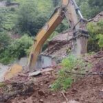 यमुनोत्री हाईवे पर बारिश का कहर! 100 मीटर सड़क बही, पहाड़ों से गिर रहे बोल्डर, यात्रा ठप