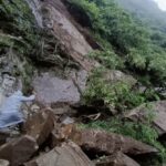 केदारनाथ यात्रा पर बड़ा असर: भैरवनाथ के पास भारी बोल्डर गिरा, पैदल मार्ग अस्थायी रूप से बंद
