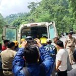 नैनीताल से लौट रहे लखनऊ के छह पर्यटक हादसे का शिकार, 40 मीटर गहरी खाई में गिरी टवेरा, दो गंभीर घायल