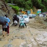उत्तराखंड में बारिश का कहर: 99 सड़कें बंद, कई नदियां खतरे के निशान के करीब
