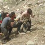 गंगोत्री हाईवे पर बड़ा हादसा: बोल्डर गिरने से मजदूर 100 मीटर गहरी खाई में गिरा, सुरक्षा व्यवस्था पर उठे सवाल