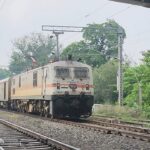 भारी बारिश का रेल यातायात पर असर: कई ट्रेनें रद्द, कई के बदले रूट और बदला समय