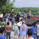 देहरादून में अवैध खनन के दौरान चालक की मौत, मुआवजे की मांग को लेकर सड़क पर प्रदर्शन