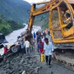 गंगोत्री हाईवे पर बड़ा हादसा टला, गंगा नदी में गिरने से बाल-बाल बचा कांवड़ यात्रियों से भरा पिकअप
