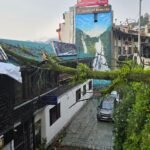 मसूरी में बारिश के बीच माल रोड पर गिरा पेड़, होटल की छत और कार क्षतिग्रस्त