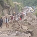 बदरीनाथ हाईवे पर गिरा भारी बोल्डर, 20 मीटर सड़क ध्वस्त; 8 घंटे बाद यात्रा बहाल