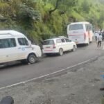 यमुनोत्री हाईवे पर बारिश का कहर! जगह-जगह भूस्खलन, मलबे में फंसे श्रद्धालुओं के वाहन; 12 गांवों की बिजली गुल