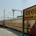 देहरादून आने वाली ट्रेनों में सघन जांच, खाने के सैंपल लिए; धूम्रपान पर जुर्माना
